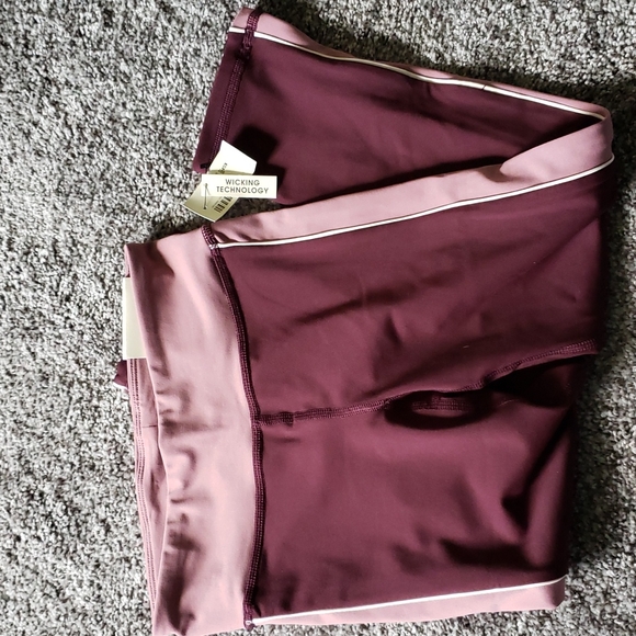 NWT! BEAUTIFUL MAROON COLOR Aero Cropped Leggings wicking technology size small - Picture 2 of 5